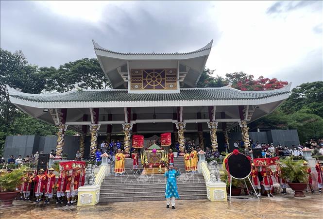 Chương trình sân khấu hóa Lễ phục hiện rước tượng Bà Chúa Xứ núi Sam. Ảnh: Công Mạo-TTXVN