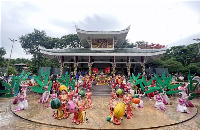 Chương trình sân khấu hóa Lễ phục hiện rước tượng Bà Chúa Xứ núi Sam. Ảnh: Công Mạo-TTXVN