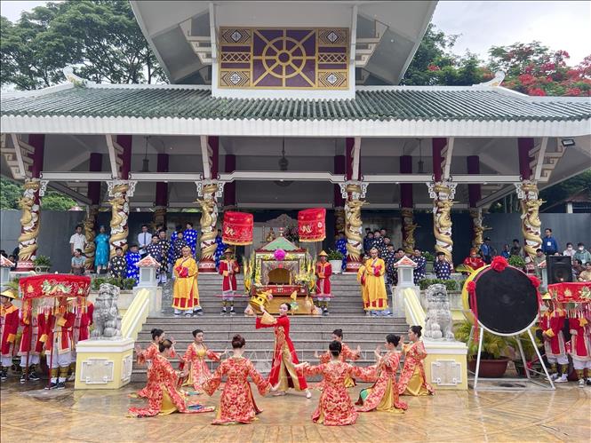 Chương trình sân khấu hóa Lễ phục hiện rước tượng Bà Chúa Xứ núi Sam. Ảnh: Công Mạo-TTXVN