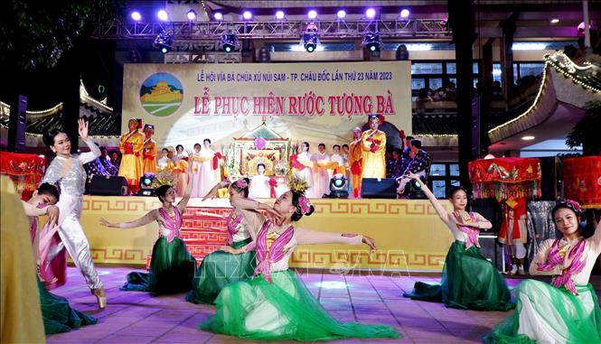 Chương trình sân khấu hóa Lễ phục hiện rước tượng Bà Chúa Xứ núi Sam diễn ra tại khuôn viên Miếu Bà. Ảnh: Công Mạo-TTXVN
