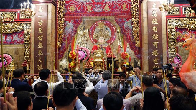 Lãnh đạo tỉnh An Giang và đông đảo du khách, nhân dân thành phố Châu Đốc dâng hương an vị tượng Bà Chúa Xứ Thánh Mẫu tại Miếu Bà. Ảnh: Công Mạo-TTXVN