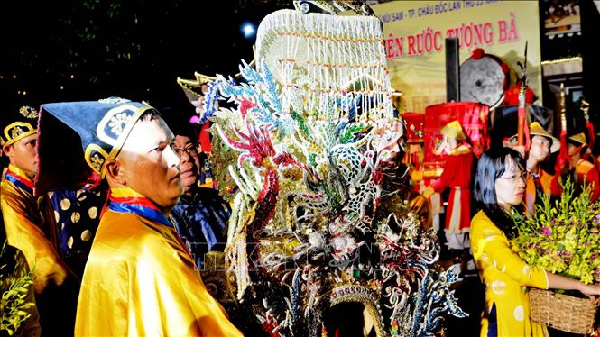 Nghi thức cung thỉnh Bà Chúa Xứ Thánh Mẫu nhập Miếu. Ảnh: Công Mạo-TTXVN