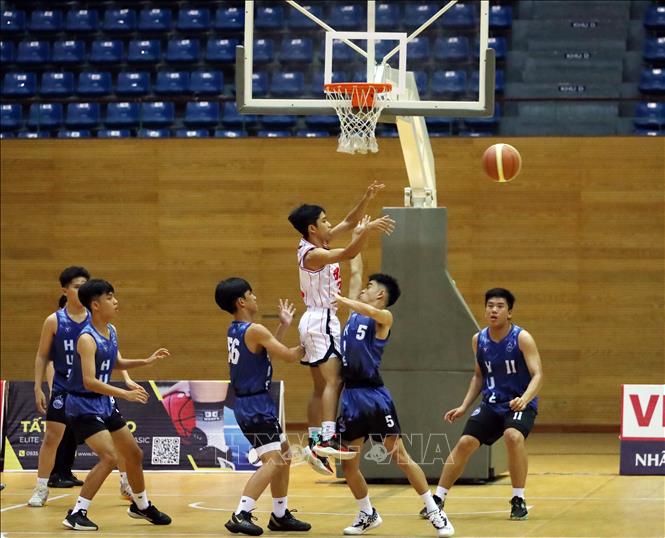 Pha tranh bóng quyết liệt giữa cầu thủ đội BDC Đà Nẵng (áo trắng) và cầu thủ Thừa Thiên Huế (áo xanh). Ảnh: Trần Lê Lâm - TTXVN 