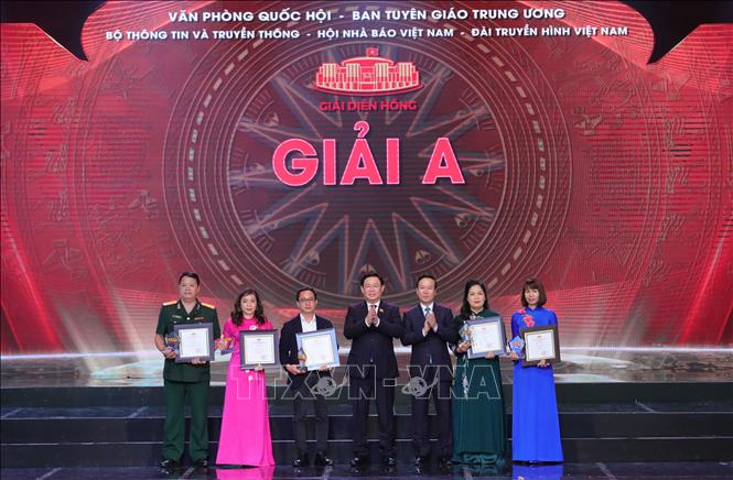Chủ tịch nước Võ Văn Thưởng và Chủ tịch Quốc hội Vương Đình Huệ trao giải A cho các tác giả, đại diện nhóm tác giả. Ảnh: Hoàng Hiếu - TTXVN