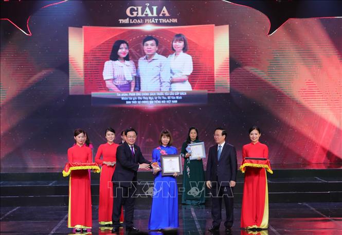 Chủ tịch nước Võ Văn Thưởng và Chủ tịch Quốc hội Vương Đình Huệ trao giải A giải Phát thanh cho đại diện nhóm tác giả Ban Thời sự VOV1 (Đài Tiếng nói Việt Nam) với tác phẩm “Phản ứng chính sách trước yêu cầu cấp bách”. Ảnh: Hoàng Hiếu – TTXVN