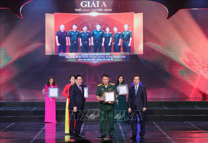 Chủ tịch nước Võ Văn Thưởng và Chủ tịch Quốc hội Vương Đình Huệ trao giải A giải Truyền hình cho đại diện nhóm tác giả Trung tâm Phát thanh - Truyền hình Quân đội nhân dân với tác phẩm “Từ Diên Hồng đến Tân Trào”. Ảnh: Hoàng Hiếu – TTXVN
