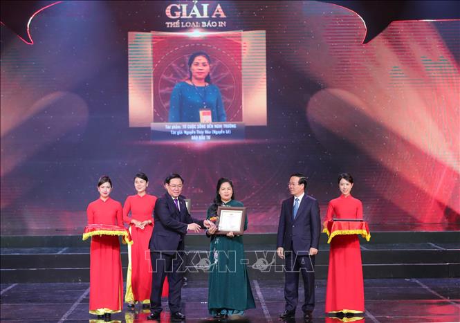 Chủ tịch nước Võ Văn Thưởng và Chủ tịch Quốc hội Vương Đình Huệ trao giải A giải Báo in – Phản ánh, phóng sự điều tra, ký báo chí và phỏng vấn cho tác giả Nguyễn Thúy Hòa (Nguyễn Lê) với tác phẩm “Từ nghị trường đến cuộc sống”. Ảnh: Hoàng Hiếu – TTXVN