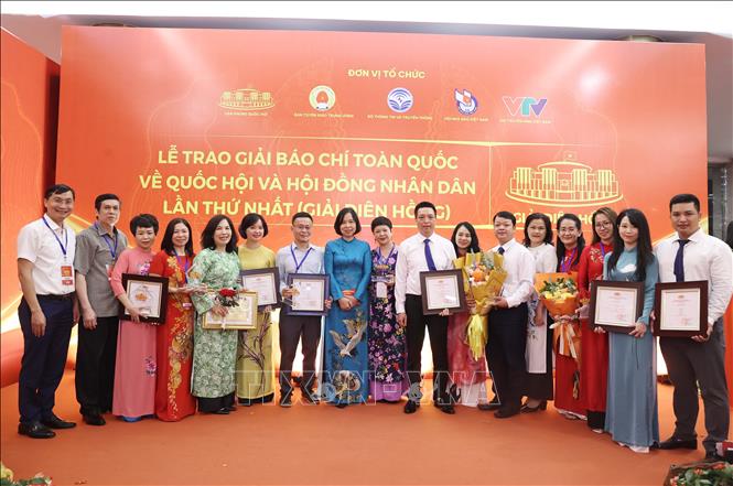 Tổng giám đốc TTXVN Vũ Việt Trang cùng lãnh đạo một số đơn vị và các tác giả, nhóm tác giả của TTXVN đoạt giải Diên Hồng lần thứ nhất. Ảnh: Thống Nhất - TTXVN
