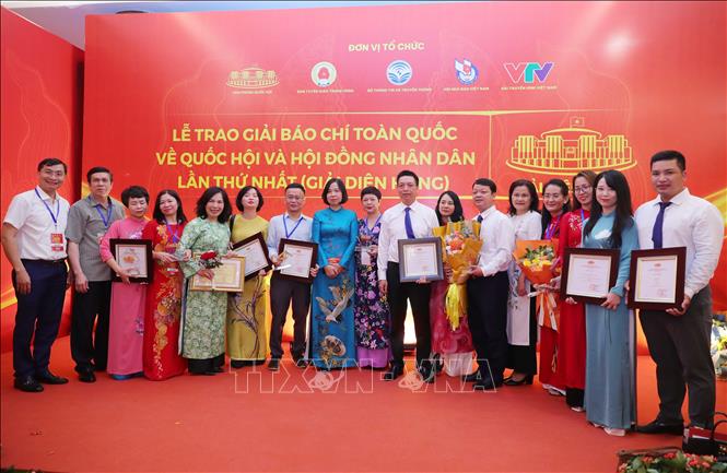 Tổng giám đốc TTXVN Vũ Việt Trang cùng lãnh đạo một số đơn vị và các tác giả, nhóm tác giả của TTXVN đoạt giải Diên Hồng lần thứ nhất. Ảnh: Hoàng Hiếu - TTXVN