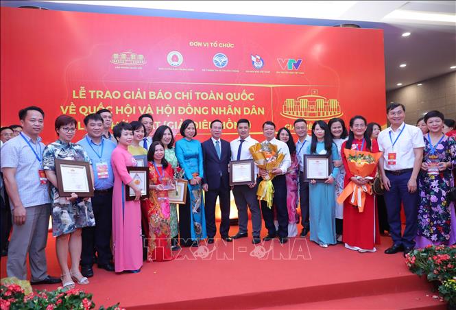 Chủ tịch nước Võ Văn Thưởng chụp ảnh chung với Tổng giám đốc Vũ Việt Trang và các tác giả, nhóm tác giả của TTXVN đoạt Giải Diên Hồng lần thứ nhất. Ảnh: Hoàng Hiếu - TTXVN