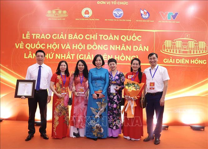 Tổng giám đốc TTXVN Vũ Việt Trang với nhóm tác giả báo điện tử VietnamPlus đoạt giải Diên Hồng lần thứ nhất. Ảnh: Thống Nhất - TTXVN