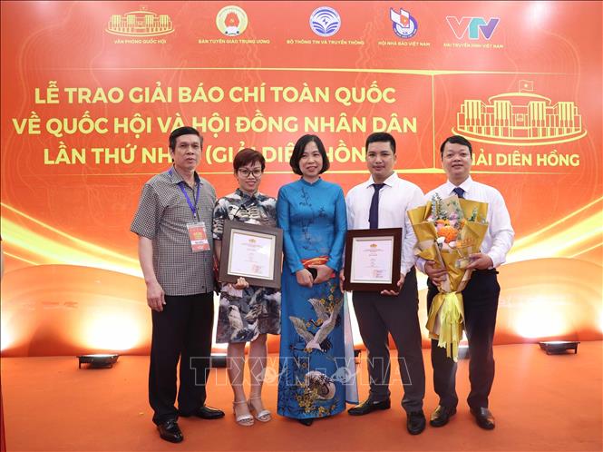 Tổng giám đốc TTXVN Vũ Việt Trang với lãnh đạo và 2 phóng viên Bùi Cương Quyết, Bùi Doãn Tấn của Ban biên tập Ảnh đoạt giải B và C của Giải Diên Hồng lần thứ nhất. Ảnh: Thống Nhất - TTXVN
