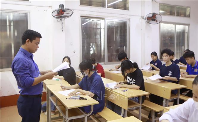 Giám thị phổ biến lại quy chế thi cho thí sinh tại điểm thi THPT Trần Phú, thành phố Vĩnh Yên - Ảnh: Hoàng Hùng - TTXVN