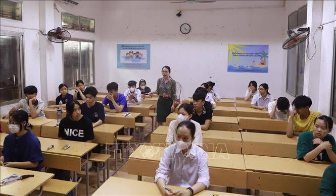 Giám thị trông thi và thí sinh tại điểm thi THPT Trần Phú, thành phố Vĩnh Yên - Ảnh: Hoàng Hùng - TTXVN