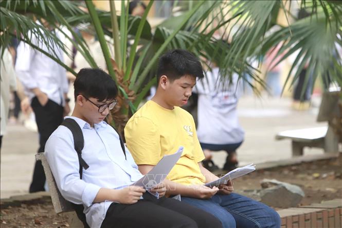 Các thí sinh tranh thủ ôn bài tại điểm thi THPT Trần Phú, thành phố Vĩnh Yên - Ảnh: Hoàng Hùng - TTXVN
