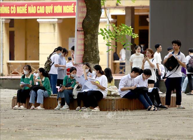 Các thí sinh chuẩn bị bước vào kì thi vào lớp 10 tại điểm thi THPT Trần Phú, thành phố Vĩnh Yên.  Ảnh: Hoàng Hùng - TTXVN