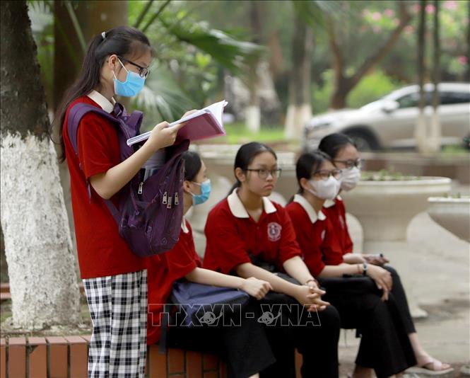 Thí sinh tranh thủ ôn bài tại một điểm thi trên địa bàn thành phố Vĩnh Yên - Ảnh: Hoàng Hùng - TTXVN