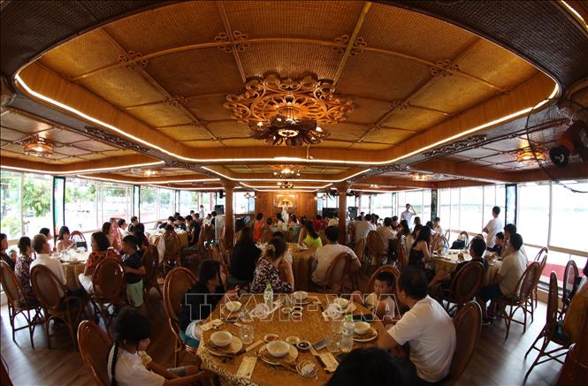 Trong ảnh: Loại hình du thuyền trên sông Hàn thu hút khách du lịch. Ảnh: Trần Lê Lâm – TTXVN 