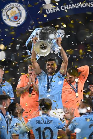 Tiền vệ Rodri (giữa) là người ghi bàn thắng duy nhất của trận đấu, giúp Manchester City đánh bại Inter Milan 1-0 để đăng quang vô địch UEFA Champions League, ngày 10/6/2023. Ảnh: AFP/TTXVN