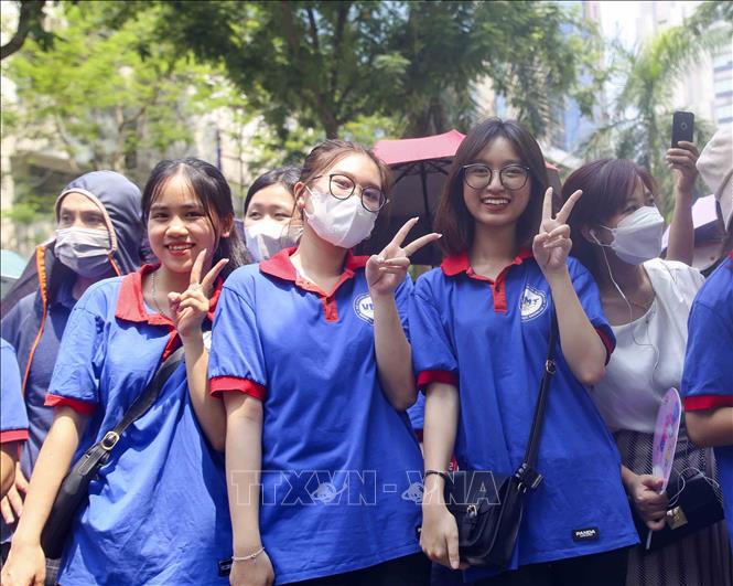 Thanh niên tình nguyện tại điểm thi trường THCS Trần Duy Hưng (quận Cầu Giấy). Ảnh: Tuấn Đức - TTXVN