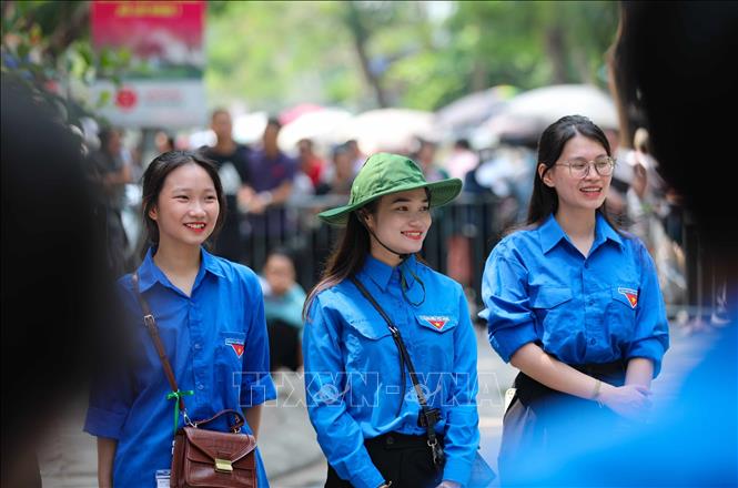 Hơn 3.000 tình nguyện viên Thủ đô tham gia các hoạt động giúp sức, hỗ trợ, đồng hành cùng gần 116.000 thí sinh. Ảnh: Thanh Tùng - TTXVN 