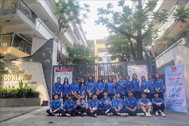 Lực lượng thanh niên tình nguyện tại điểm thi trường THCS Ngô Sĩ Liên (quận Hoàn Kiếm). Ảnh: Tuấn Đức - TTXVN