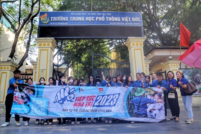 Lực lượng thanh niên tình nguyện tại điểm thi trường THPT Việt Đức (quận Hoàn Kiếm). Ảnh: Tuấn Đức - TTXVN