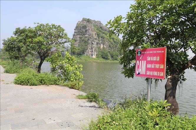 Hồ Núi Lớ có mực nước sâu đã được cắm biển cảnh báo. Ảnh: Đức Phương - TTXVN