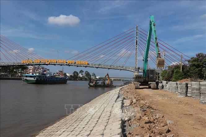 Đơn vị thi công bờ kè đoạn gần cầu Chợ Gạo. Ảnh: Hữu Chí - TTXVN