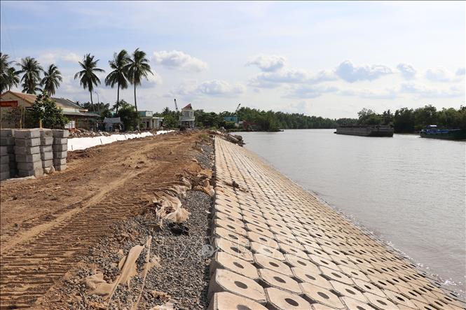 Đường dân sinh đoạn qua thị trấn Chợ Gạo đang được thi công. Ảnh: Hữu Chí - TTXVN
