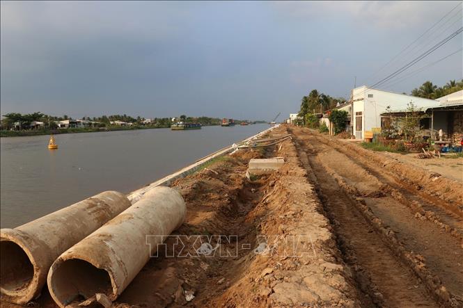 Hệ thống cống thoát được dọc theo đường dân sinh của bờ kè. Ảnh: Hữu Chí - TTXVN
