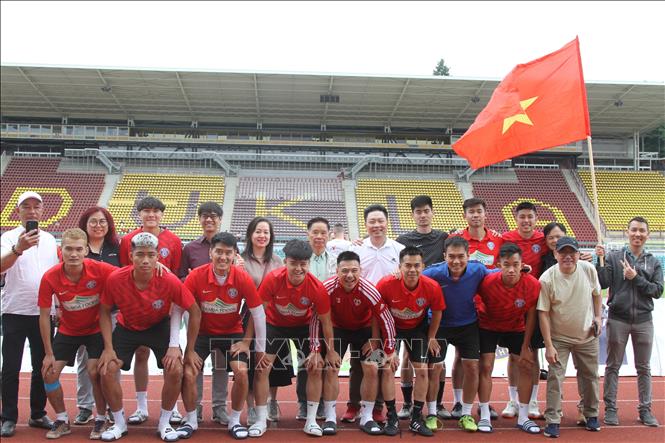 Hình ảnh ban huấn luyện và các cầu thủ FC Sapa Praha đại diện cho cộng đồng người Việt Nam tham gia giải đấu. Ảnh: Việt Dũng – PV TTXVN tại CH Séc
