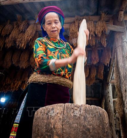 Trong ảnh: Công đoạn giã sợi lanh. Ảnh: Nam Thái - TTXVN