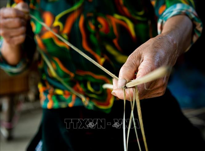 Trong ảnh: Công đoạn tước lanh thành các sợi nhỏ. Ảnh: Nam Thái - TTXVN