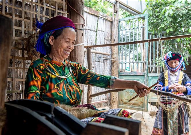 Trong ảnh: Se các sợi lanh thành con sợi lớn. Ảnh: Nam Thái - TTXVN