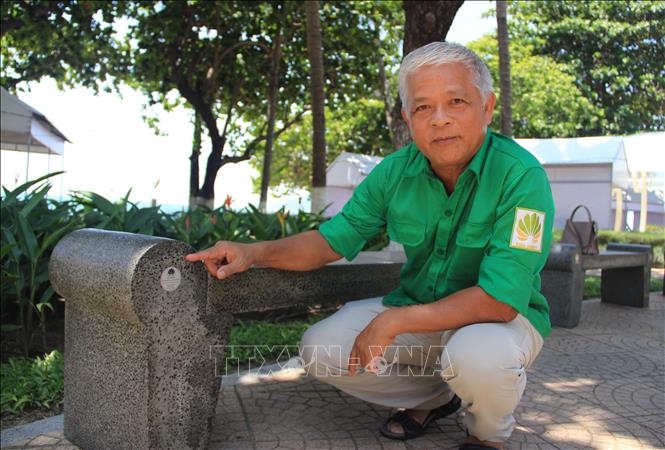 Trong ảnh: Ông Xuân và sản phẩm ghế đá tái chế từ rác thải nhựa. Ảnh: Phan Sáu - TTXVN