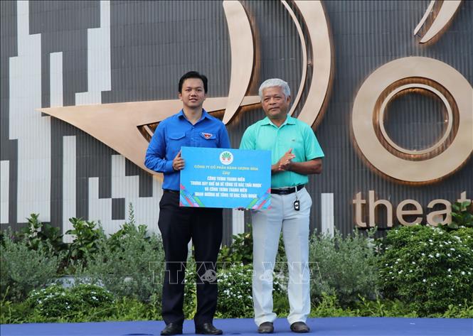 Trong ảnh: Ông Xuân trao tặng 30 cái ghế đá được tái chế từ nhựa cho Đoàn Thanh niên Cộng sản tỉnh Khánh Hòa bảo quản và phát huy giá trị tuyên truyền bảo vệ môi trường cho người dân. Ảnh: Phan Sáu - TTXVN