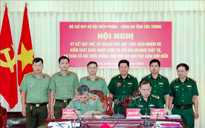 Trong ảnh: Hội nghị ký kết quy chế kế hoạch phối hợp giữa BĐBP và Công an Sóc Trăng. Ảnh: TTXVN phát