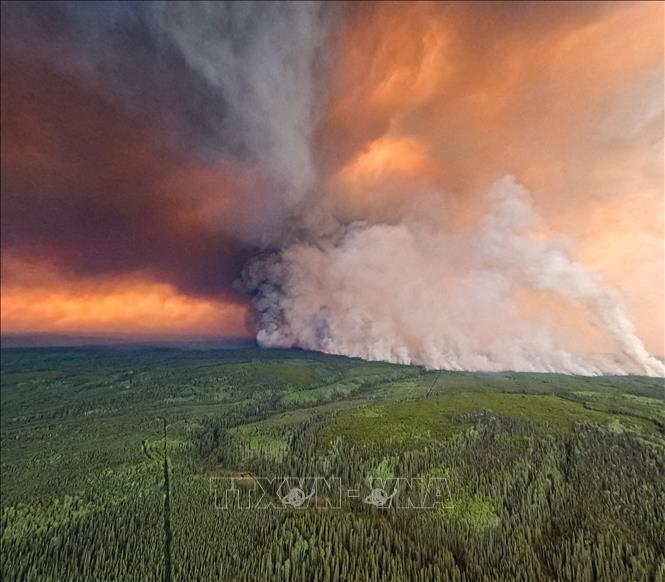 Khói bốc lên  từ đám cháy rừng tại British Columbia, Canada, ngày 9/6/2023. Ảnh: THX/TTXVN