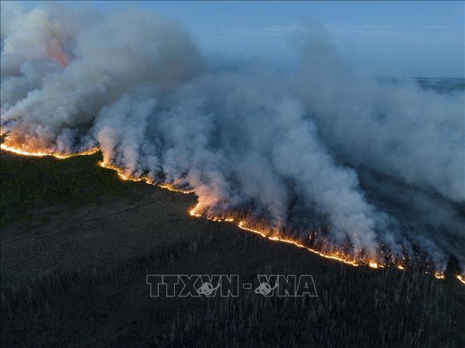 Khói bốc lên từ đám cháy rừng tại British Columbia, Canada, ngày 9/6/2023. Ảnh: THX/TTXVN