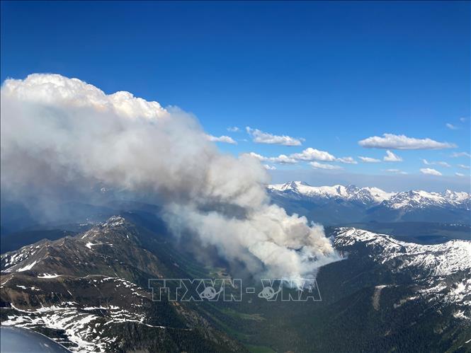 Khói bốc lên từ đám cháy rừng tại Chapel Creek, British Columbia, Canada, ngày 4/6/2023. Ảnh: THX/TTXVN