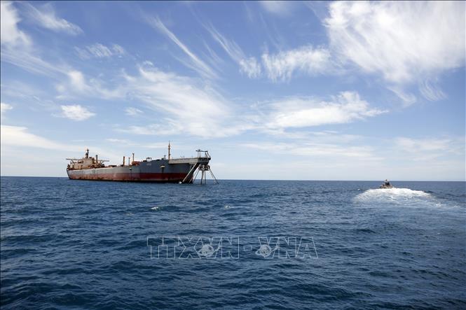 Tàu chở dầu FSO Safer ở ngoài khơi cảng Ras Issa, tỉnh Hodeidah, Yemen ngày 30/5/2023. Ảnh: THX/TTXVN