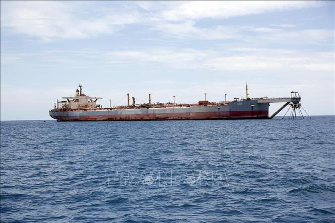 Tàu chở dầu FSO Safer ở ngoài khơi cảng Ras Issa, tỉnh Hodeidah, Yemen ngày 30/5/2023. Ảnh: THX/TTXVN