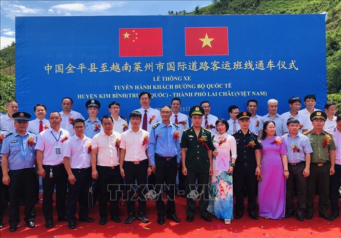 Delegates attending the ceremony to open international road passenger transport route between Vietnam’s Lai Chau province and China’s Yunnan province. Photo by courtesy/VNA