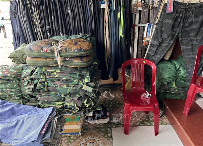 Trong ảnh: Một cửa hàng bán quần áo tại đường Ngô Quyền, thành phố Kon Tum công khai bày bán quần áo rằn ri nhập lậu. Ảnh: Cao Nguyên – TTXVN