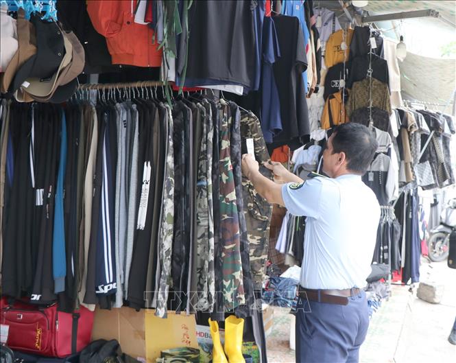 Trong ảnh: Đội Quản lý thị trường số 1 kiểm tra cửa hàng bán quần áo rằn ri tại đường Ngô Quyền, thành phố Kon Tum. Ảnh: Cao Nguyên – TTXVN