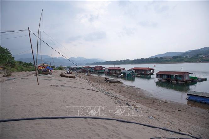 Trong ảnh: Bờ cát dài lộ rõ ngay phía làng vạn chài dưới chân cầu Hoà Bình 3. Ảnh: Trọng Đạt - TTXVN