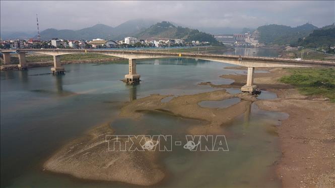Trong ảnh: Cầu Hoà Bình 1 bị cạn nước trơ móng cầu. Ảnh: Trọng Đạt - TTXVN