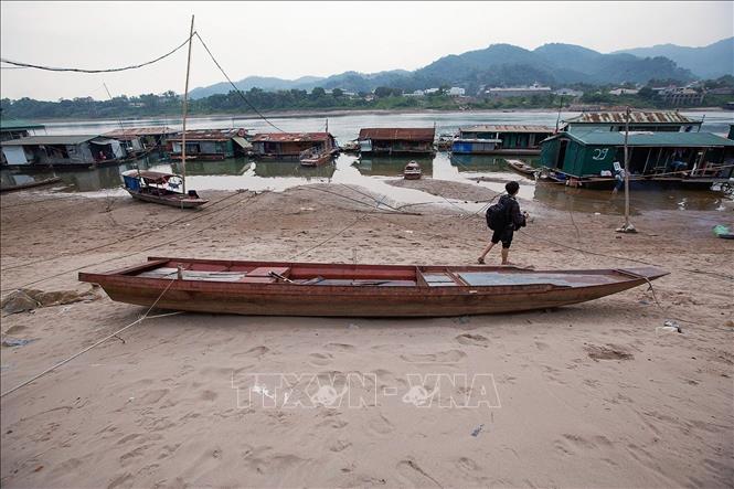 Trong ảnh: Những con thuyền nằm trơ trọi trên cát khi sông Đà phía hạ lưu bị cạn nước. Ảnh: Trọng Đạt - TTXVN