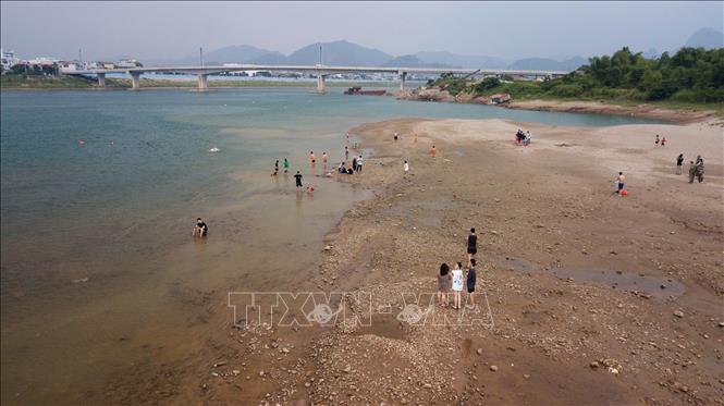Trong ảnh: Người dân thành phố Hoà Bình vui chơi trên dải cát nổi lên trên sông Đà đoạn gần cầu Hoà Bình 2. Ảnh: Trọng Đạt - TTXVN